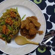 お家ランチ そばめしavant-garde もちパパstyle、自家製海老せんべい添え