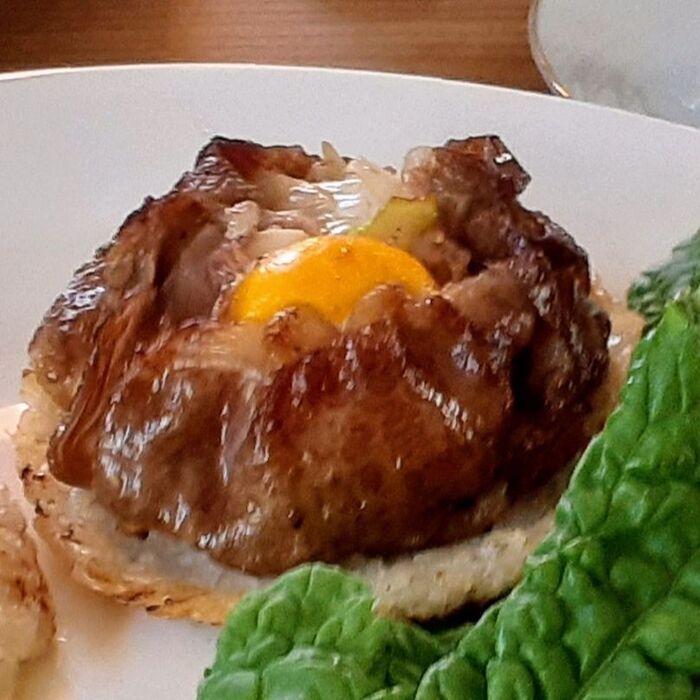 ちょっと贅沢な温玉月見焼肉ライスバーガー!ライスパテの形を変えて…肉汁も温玉もこぼれません