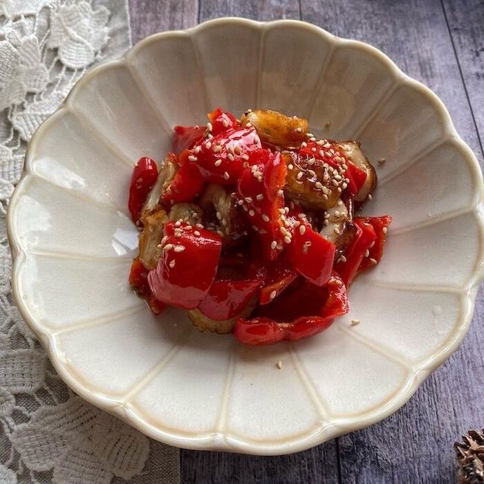 お弁当におすすめ!赤ピーマンとちくわのピリッとめんつゆ炒め