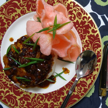 お家 lunch 自家製みそ叉焼どんぶり、海老せんべい添え