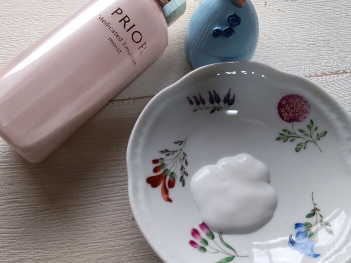 乳液を手に取り、顔全体に優しく塗る