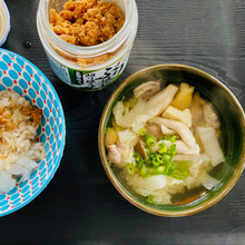 しめじと豚肉、白菜、油揚げ、ネギの具沢山味噌汁