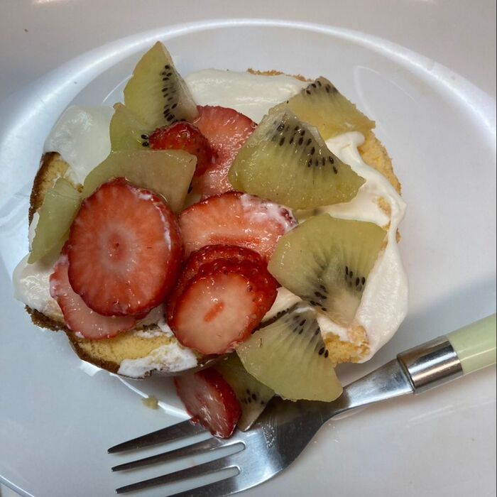 ロールケーキを巻き戻し超豪華なショートケーキ♪