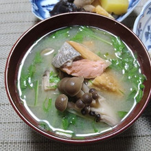 鮭を一切れ入れただけで味が違う!しめじのお味噌汁