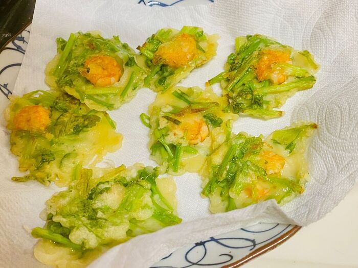 傷みやすいせりとエビを使ったかき揚げ