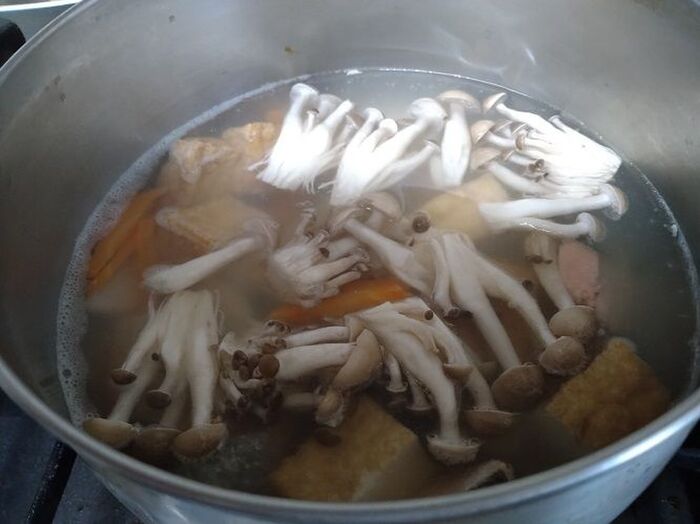 だしと鮭、野菜を鍋にいれる