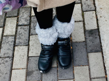 寒い冬でもスカートは履きたい!そんな時は足元をフェイクファーで編んじゃいましょうよ