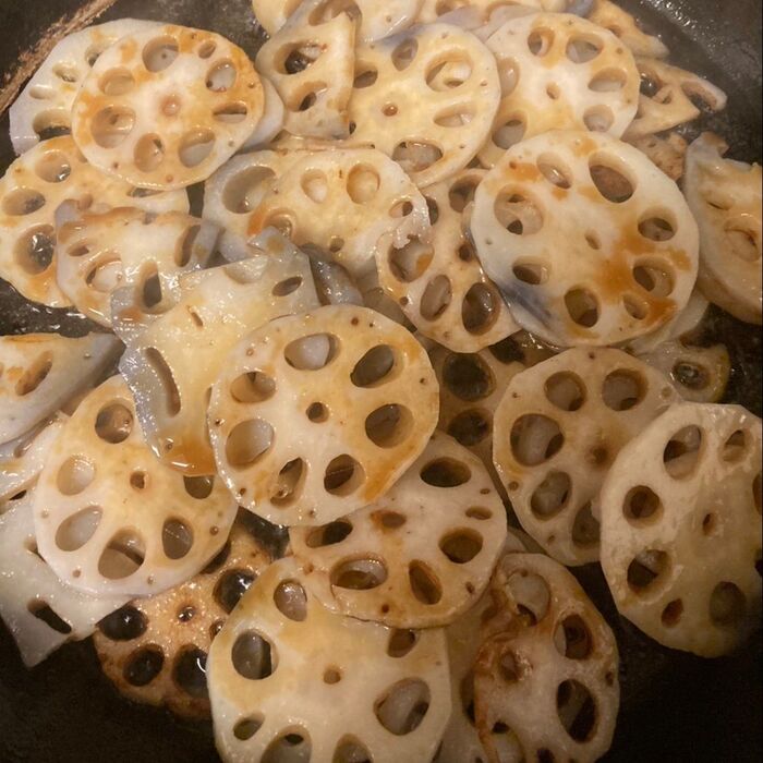 薄切りの蓮根を油で炒めて醤油とみりんを振りかけます♪