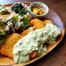 鮪ソムリエ厳選!天然マグロ漬け丼とモリンガ入りタルタルがけまぐろカツがめちゃ旨!【楽彩】deランチ