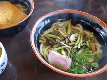 約700段の険しい階段・・参拝後の、山菜うどんと出来立ての山菜いなりが凄く美味しかった!