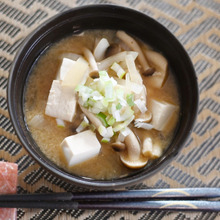 生姜でポカポカ♡しめじと豆腐と玉ねぎのお味噌汁