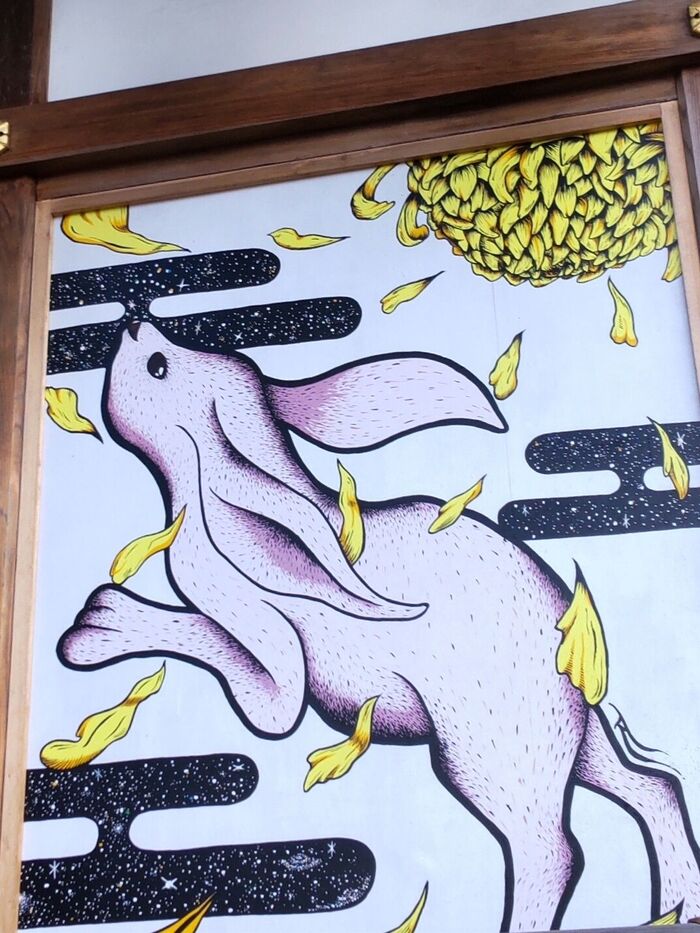 拝殿、右側には「兎の絵」あり