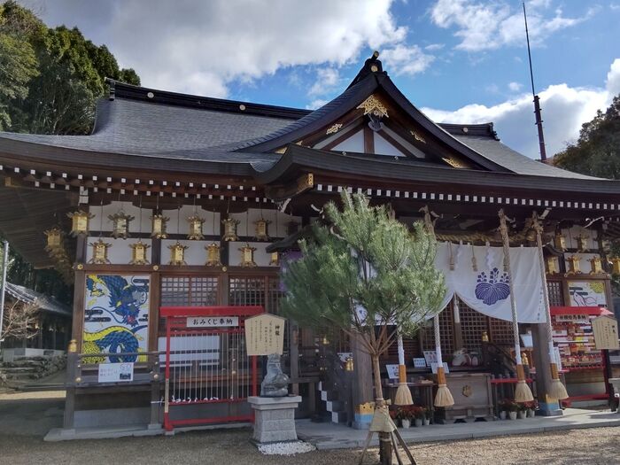 拝殿左側には「龍」!