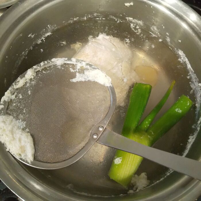 アクを丁寧に取り除く