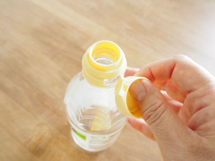 ①キャップのフタを止まるところまで引っ張る