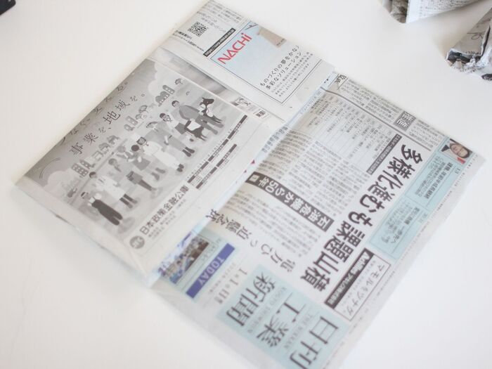 裏返して三つ折りします