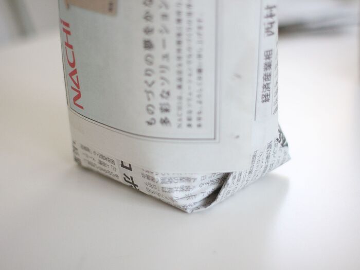 自立させたい場合は、両サイドを折って差し込みます