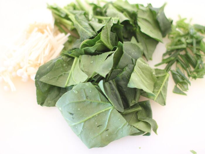 エノキ・ほうれん草・ねぎをカット