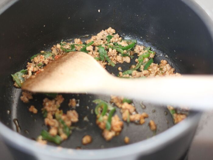 小鍋に③の材料、豚ミンチ、ねぎ、豆板醤、ラー油を入れて炒めます