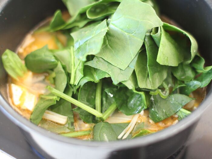 ②の材料、水250ml、鶏がらスープだし、だし醤油をいれて火にかけます