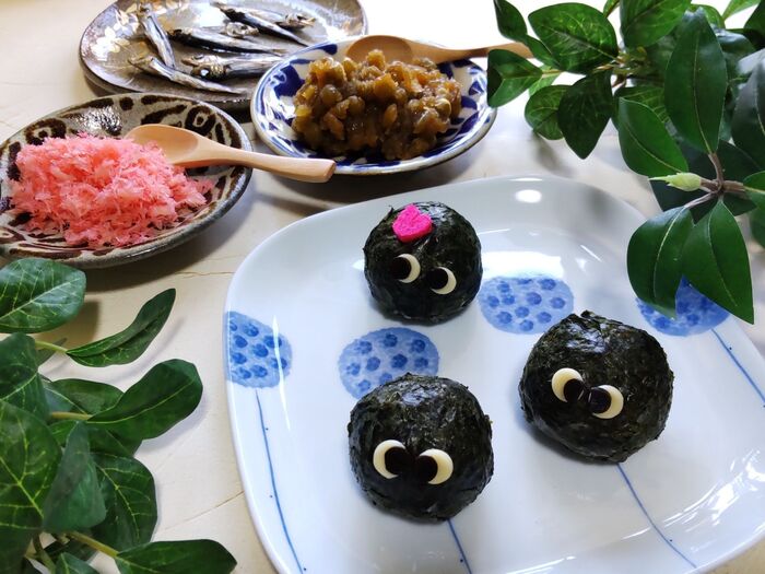 マックロクロスケおにぎり3個→水に米を30分浸している間に、作ってみました~!