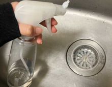 汁を捨てた後、水で流すだけではダメなの?! 実はシンクを傷めていたNG行為
