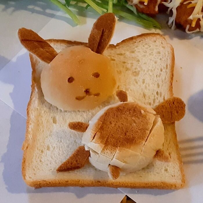 飛躍の年…簡単に食パンの耳と丸パンで可愛いうさぎとカメのとろけるチーズカツサンド~