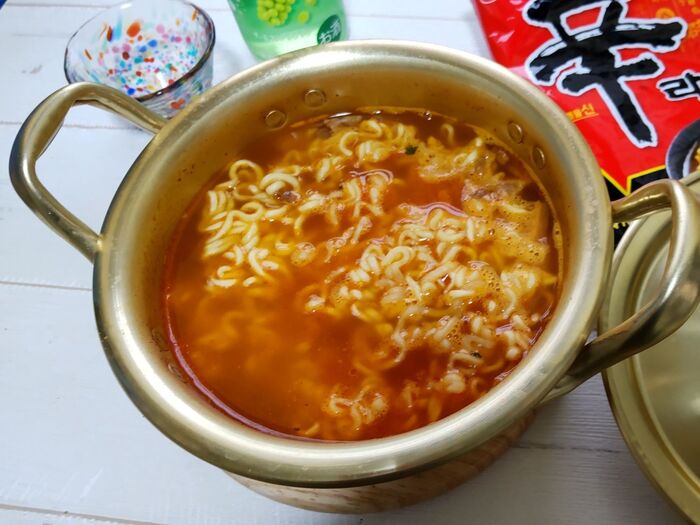 韓国ドラマに良く出てくるシーンにあこがれて購入する方、続出の鍋!