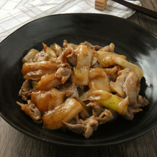 食べ始めたら止まらない「豚肉と餅のオイスターソース炒め」