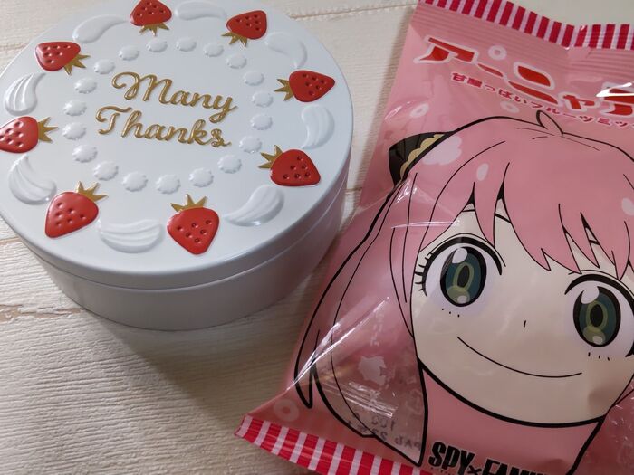 セリアのコレ!可愛すぎる♡苺のショートケーキ1台がギフト缶に!セリアは缶もお勧め♪