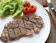 嚙み切れないステーキからはもう卒業!安いお肉を柔らかくジューシーに焼く裏ワザ【やってみた】