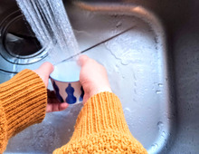 ズリ落ちてくるセーターの袖を小道具なしでピタッと固定する裏ワザ!お掃除がサクサク進みます♪