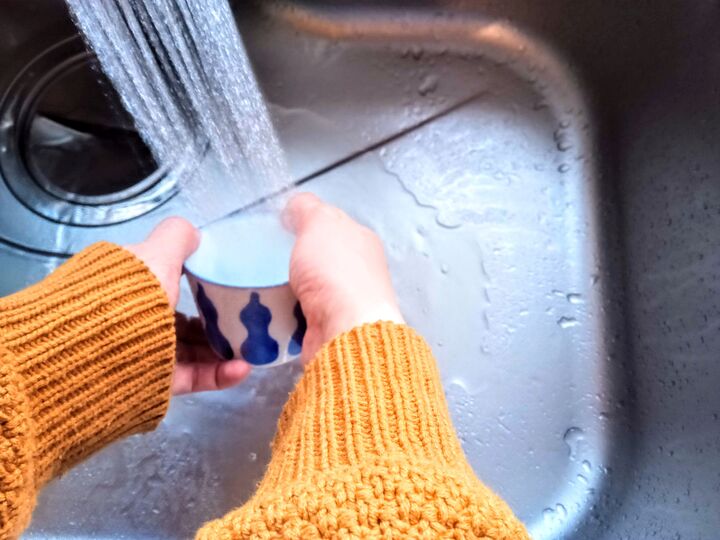 ズリ落ちてくるセーターの袖を小道具なしでピタッと固定する裏ワザ!お掃除がサクサク進みます♪