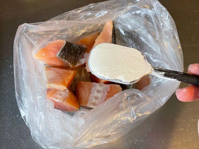 美味しさアップポイント!鮭には薄力粉をまぶす