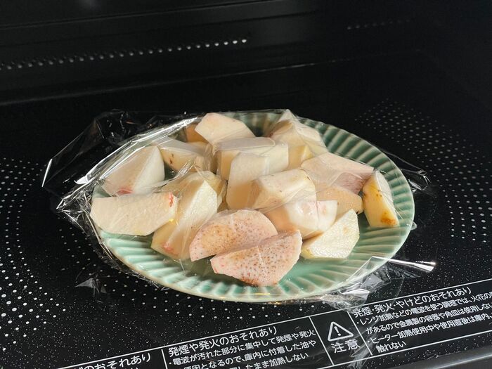 時短ポイント!里芋は電子レンジであらかじめ軽く火を通しておく