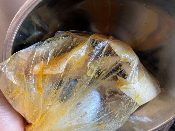 マンネリ解消ポイント!カレー粉と料理酒を鯖に絡める