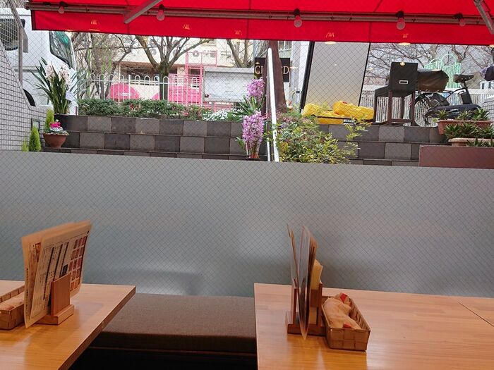 地下の店舗ですが、半地下の様に窓があり外が見えます。