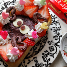 バレンタイン♡苺トリュフとハートチョコのせ「マックロクロスケ」の小倉トースト♪