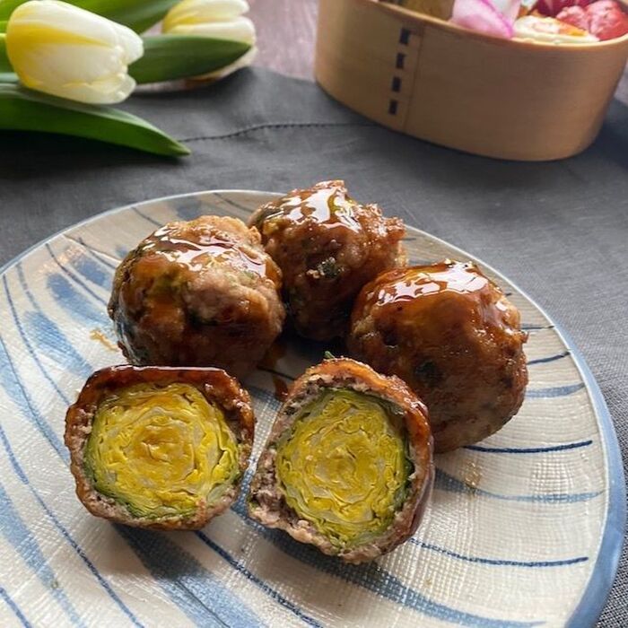 半分に切るとかわいい〜芽キャベツ丸ごと肉団子