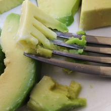 硬いアボカド捨てないで!テレビ番組の裏技を試したら【簡単に、即、柔らか~!】