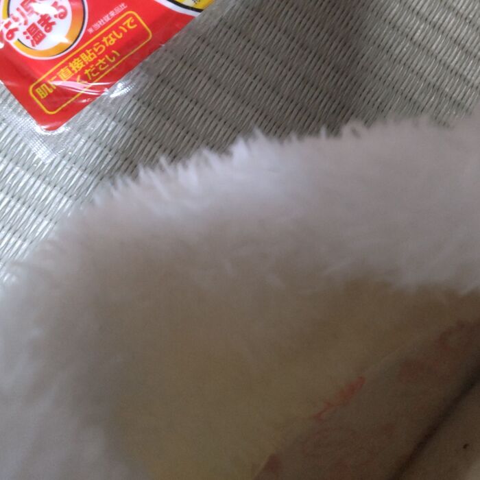 足の爪先周辺が冷えるので、カバー靴下の上部分に貼り付けます