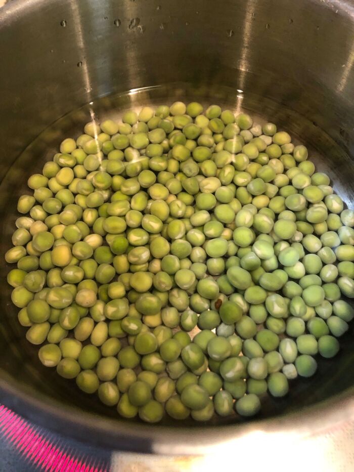 青えんどう豆を煮ます
