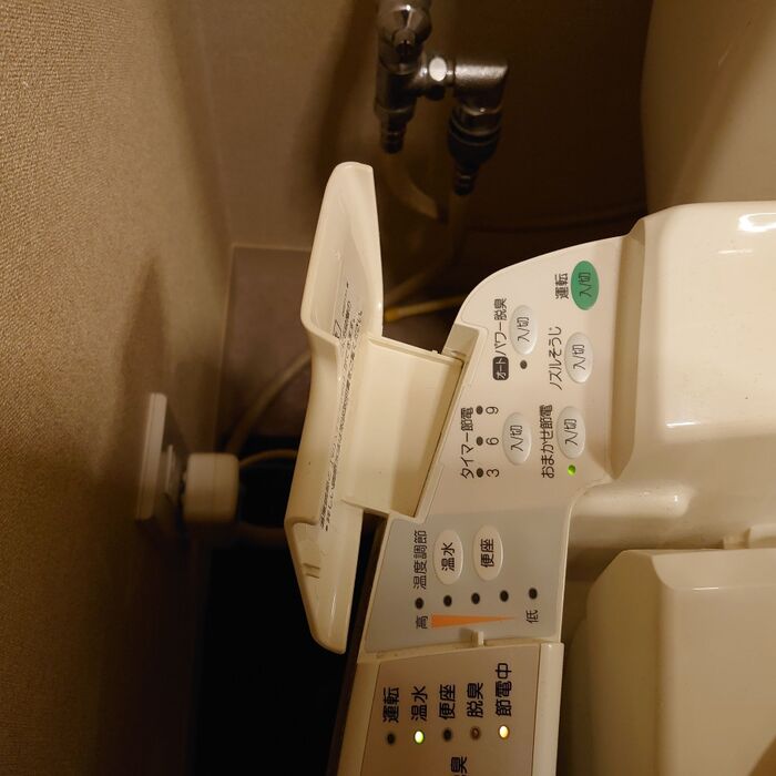 そして、便座のスイッチはオフして節電モードにセット