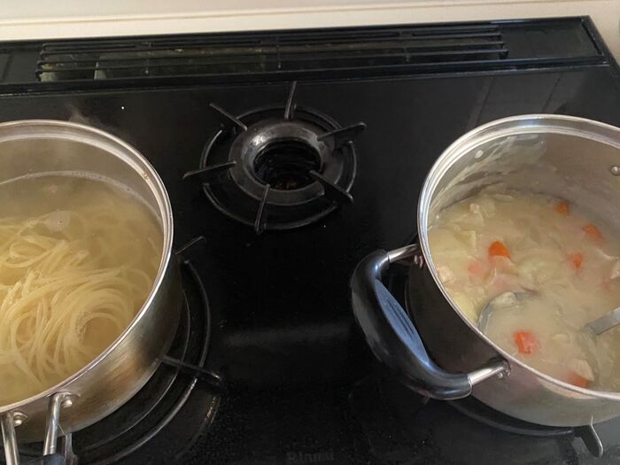 2.チキンクリームシチューとカルボナーラ風パスタ