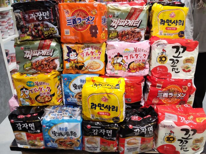 この時に、たくさんの本場韓国のラーメンが陳列されていて・・・