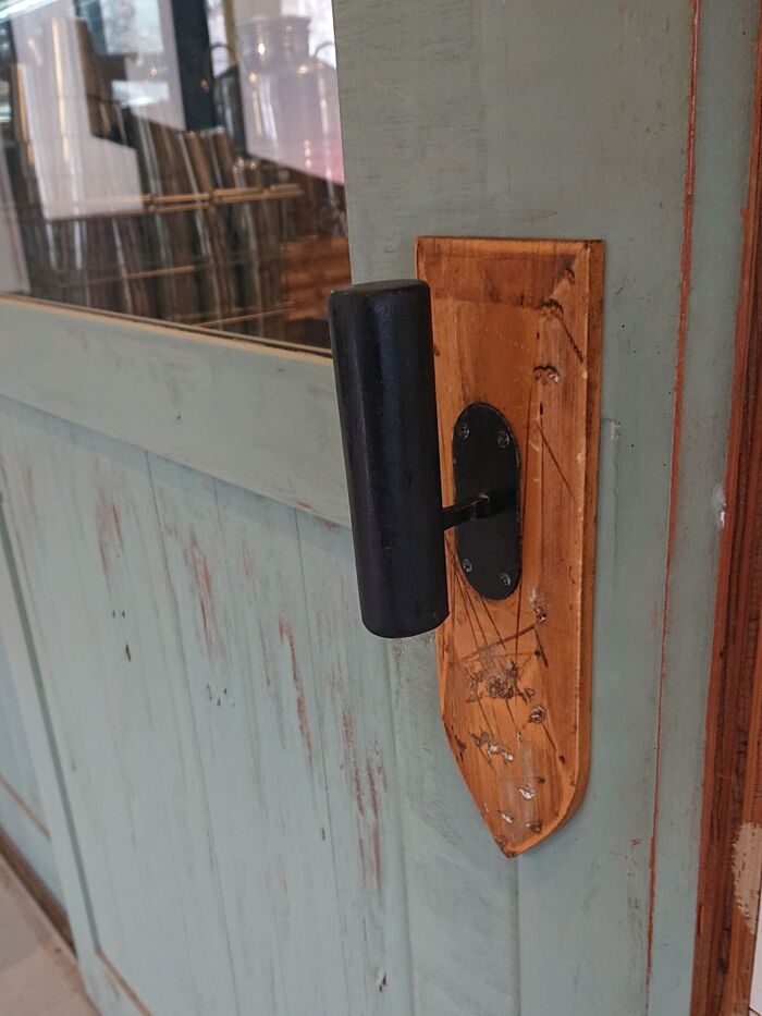 ドアの取っ手が……左官のこて!!おしゃん!!