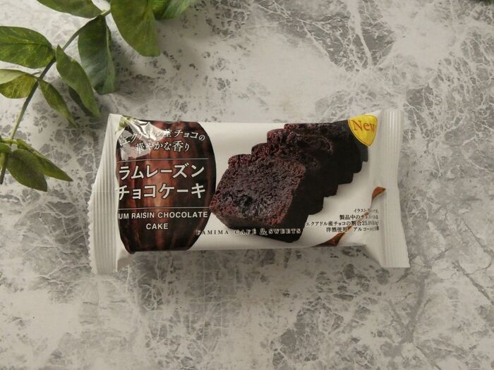 【ファミマ】濃厚な大人スイーツ「ラムレーズンチョコケーキ」