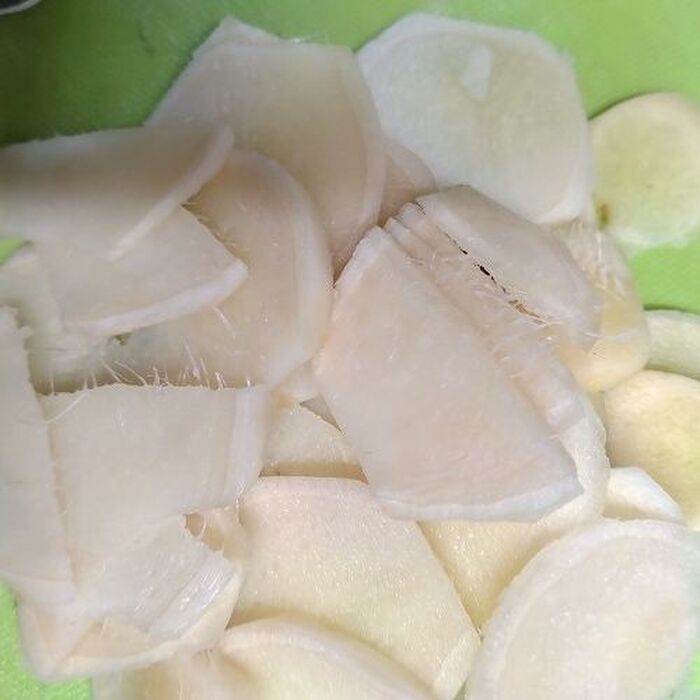 ショウガを切る