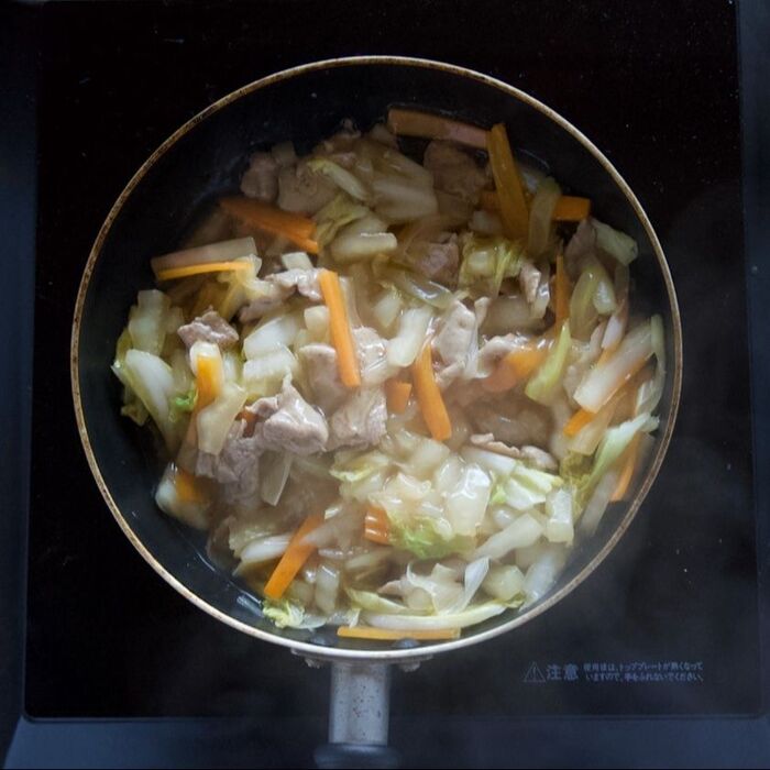 4 野菜を炒めます。