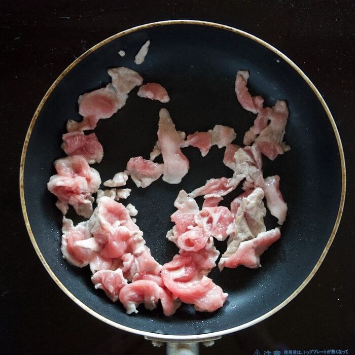 3 豚肉を炒めます。